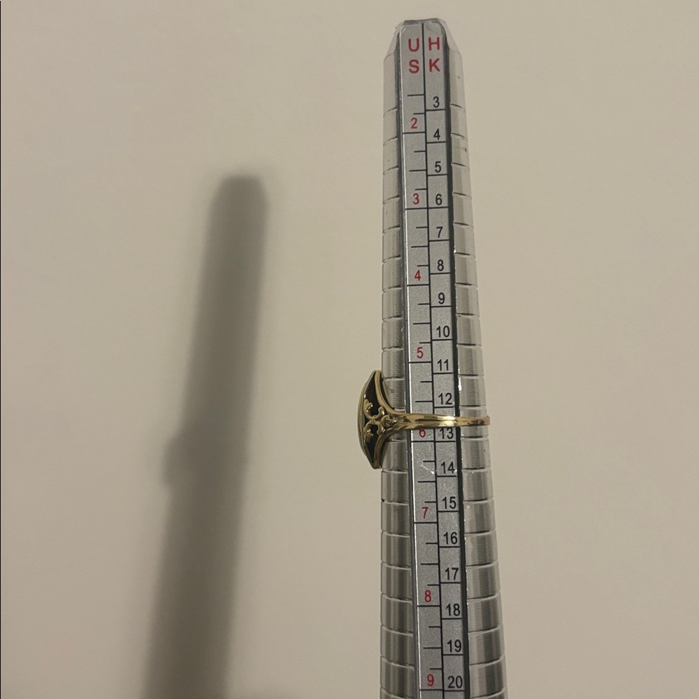 Elegant Yellow and White Gold Onyx Deco Ring - Picture 4 of 4